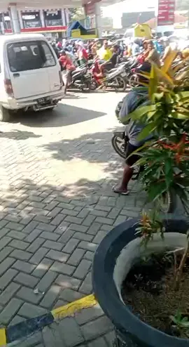 akibat BBM langka di Jember dan salah satu warga yang antri tidak sabaran menunggu giliran akhirnya baku hantam  #bensin #pertalite#pertamax#bbm#pombensin#pommini#langka#fypシ゚viral🖤tiktok #soundviral #jember#jawatimur#pecoro