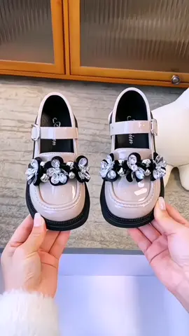 Bunda cari sepatu lucu kekinian untuk si kecil? Rekomendasi sepatu anak perempuan Korea usia 1–10 tahun (UK 26–35) – tampil stylish dan nyaman sepanjang hari: ✅ Model docmart kekinian ✅ Tali lucu dan manis ✅ Sol empuk, nyaman dipakai lama ✅ Cocok untuk sekolah atau main ✅ Warna mudah dipadu-padankan 🔺⚠️ Produk ini termasuk affiliate. Bila Bunda membeli lewat link kami, kami bisa mendapat komisi kecil tanpa biaya tambahan untuk Bunda. #PadupadanID #RekomendasiSepatuAnak #SepatuAnakPerempuan #DocmartAnak #SepatuKekinianAnak 