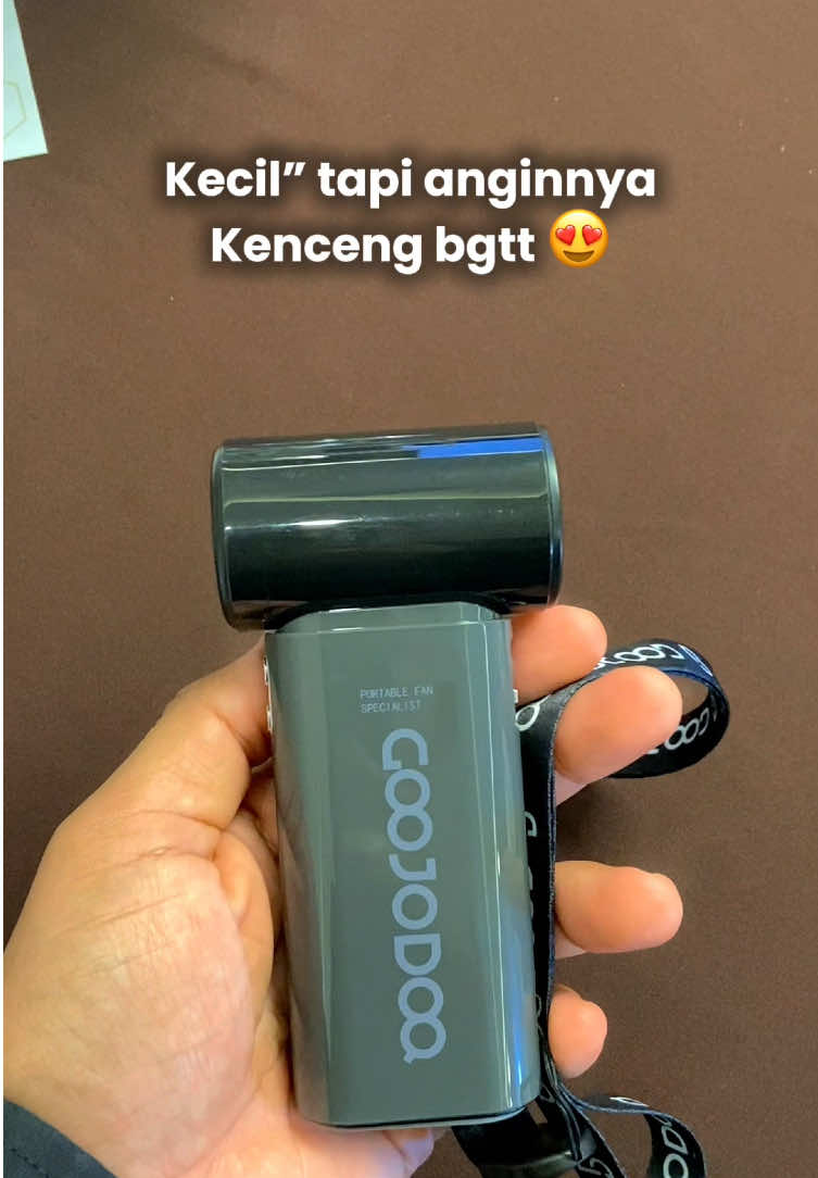 Kipas angin mini portable Goojodoq gfs007. Bentuknya kecil, enak digengam dan anginnya kenceng. #kipasanginmini #kipasmini #minifan #kipasportable #kipasanginportable #kipasangin #kipasanginminiportabel #goojodoq #gfs007 