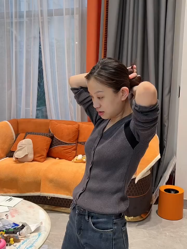 3xjx34er58remsg今天带妹妹去接一环放学，一环说今天在学校表现有进步上课也认真了，回家的路上给他们买了一些零食，回到家里乖乖的自己去写作业了，晚饭遇到小姨他们买了好吃的送了一些过来给我们，留了一部分等我们凌晨忙完回家，我们两人一起吃。