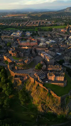 For all those loving people who always wanted to see Edinburgh castle from a different angle❤️. Drop a like & follow if you wanna appreciate the effort🏴󠁧󠁢󠁳󠁣󠁴󠁿. #FromAbove #DronePhotography #ediburgh #fyp #ediburghcastle 