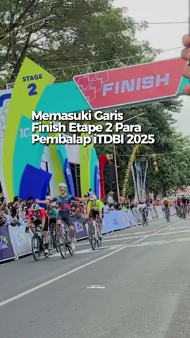 🚴‍♂️💨 Finish strong ‼️ Para pembalap internasional akhirnya menyentuh garis finish Tour de Banyuwangi Ijen 2025! Setelah menempuh rute menantang sejauh 150 km, mereka menutup perjuangan di garis akhir dengan penuh semangat dan kebanggaan! 🌋🔥 Selamat untuk semua finisher! Banyuwangi bangga menjadi saksi ketangguhanmu! 🙌✨ #TourDeIjen2025 #Banyuwangi #SportTourism #KawahIjen