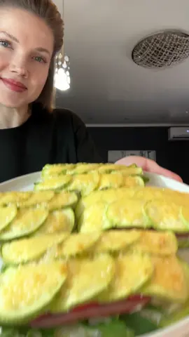 Вкусные кабачки в духовке 👍 Ингредиенты: Кабачки 2 шт Сыр ~100 гр Творожный сыр Рукола Индейка копчено-вареная Помидор #рецепт #рецепты #кабачки #вкусно #кабачок 