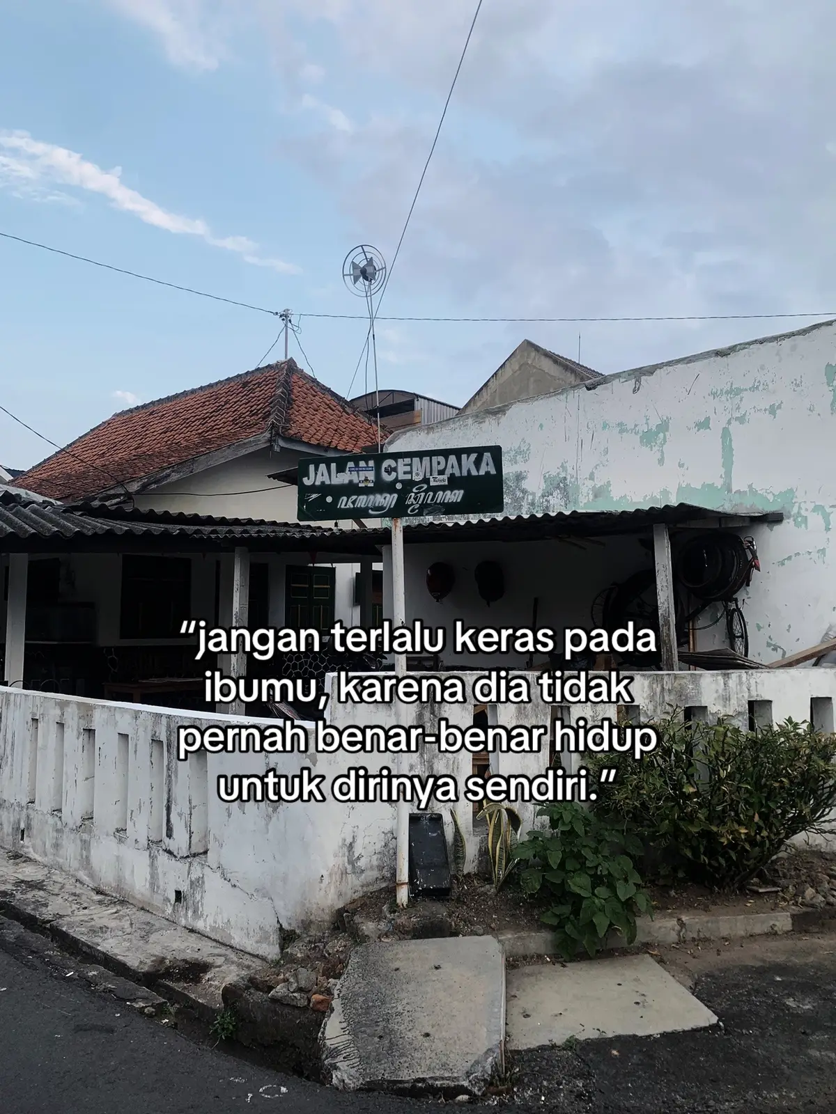 #adadukadibawahtelapakkakiibu #khoirultrian #ibu #buku #bukuibu #BookTok #SelfImprovement #foryou #fyp @catatan khoirul trian @AdaDukaDiBawahTelapakKakiIbu 
