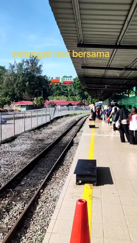 Penat...?? jadi kita kasi kurang beban fikiran. Naik kereta api tanpa tujuan 😆