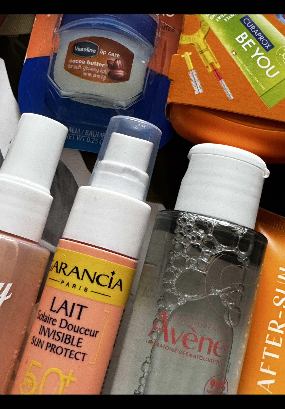 📦 La box beauté de l’été signée @Blissim arrive en force ! ☀️🔥 10 produits pour 35,80€ seulement 😍 et si t’utilises le code VIVESUMMER, tu reçois en bonus le mascara Maneater de Tarte 🎁💥 (sans engagement en plus !) 💖 Perso j’ai craqué : soins, makeup, essentiels d’été… tout est là ! 👇 Clique juste ici pour la shopper avant qu’elle parte vite : 👉 https://bit.ly/43y5ylU.                    Produits offerts #Blissim #BlissimBox #SummerBox #Unboxing #BeautyBox #BonPlanBeauté #Publicité 