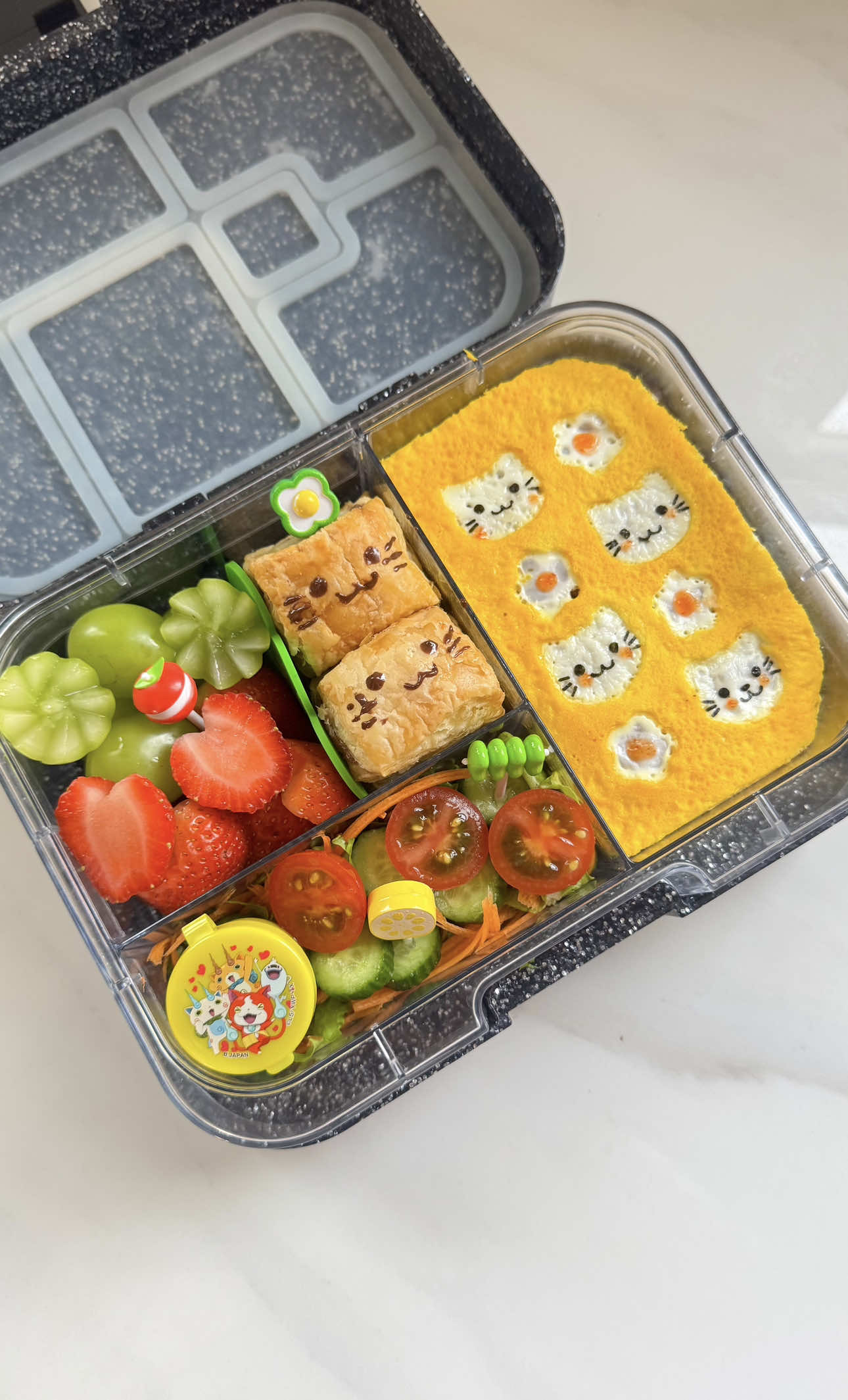 Bekal Simpel aja Hari ini.. #bekal #lunchbox #bento #idebekal #bekalanak #lunchideas #lunch #kidsbento #kidslunch #omelette #salad #pastry #makansiang #bekalsekolah #bekalafsheen 