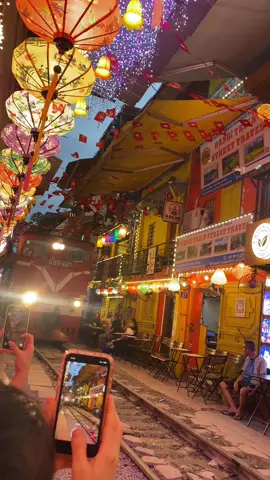 Cafe đường tàu ở phố Phùng Hưng #cafeduongtau #hanoi #cafe #tauhoa #phophunghung 