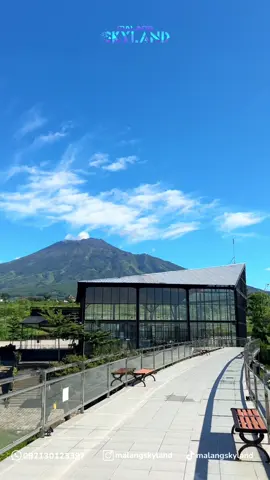 Kadang, kamu cuma perlu berhenti sebentar dan menikmati pemandangan. Gunung, awan, dan udara sejuk, semuanya menyambutmu di Malang Skyland. Reservasi klik link di bio! Malang Skyland ~ Feel Like in the Sky ~ #malangskyland #wisatamalang #malang #wisatabatu #jawatimur #placetogo #wisatabatu #rekomendasiliburan #fyp #exploremalang