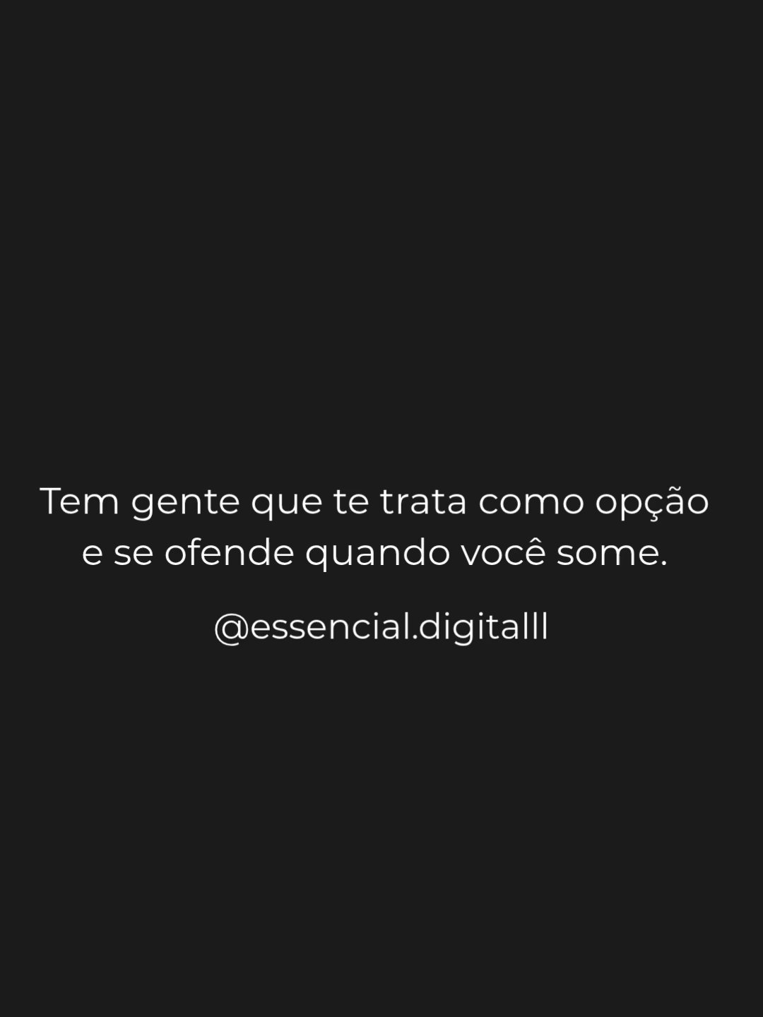 Enquanto você estava ali, sempre presente, disponível, entregando tudo, te tratavam como detalhe. Não respondiam direito, sumiam quando queriam, te colocavam em pausa como se seus sentimentos tivessem botão. Mas bastou você se afastar… e o incômodo começou. Engraçado como quem te deixava no canto agora sente sua ausência como um ataque. Como se fosse sua obrigação estar sempre lá, mesmo sendo ignorado. A verdade é simples: Eles nunca souberam valorizar a sua presença, só aprenderam a reclamar da sua falta. E quando alguém se ofende com o seu silêncio, é porque estava confortável com o seu esforço unilateral. Você não é obrigação, muito menos plano B. Quem não soube te ter, que aprenda a lidar com o vazio que deixou. #frasesimpactantes #frasespararefletir #foryou #voceentende #indiretasparastatus #reflexao
