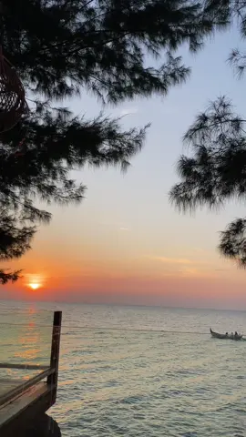 Best view!! 🌅 #awancosta #pantaivibes #pojcitysemarang #semarang #semarang24jam #vilogelato #sunset #beach 