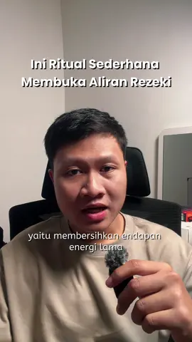 Jadi jangan hanya sibuk mencari rezeki di luar sana, tapi periksa juga: Apakah rumahmu sudah menjadi tempat yang layak untuk mengundang kelimpahan? Karena bagaimana semesta mau mengirimkan rezeki, kalau jalurnya di sekitarmu masih penuh dengan sumbatan energi lama? Bersih-bersih rumah memang terlihat sederhana. Tapi di balik aktivitas fisik itu, ada proses melepaskan, mengurai, dan membuka ruang bagi energi rezeki baru untuk masuk. — Dan agar proses ini semakin selaras dengan energi keberlimpahan, kamu bisa gunakan Audio Afirmasi Kekayaan & Keberlimpahan yang sudah saya siapkan. Audio ini saya buat khusus untuk membangun vibrasi kelimpahan yang selaras dengan diri sejatimu. Kamu bisa gunakan audio ini sembari menyelaraskan energi di lingkunganmu. Klik link di bio saya untuk aksesnya.