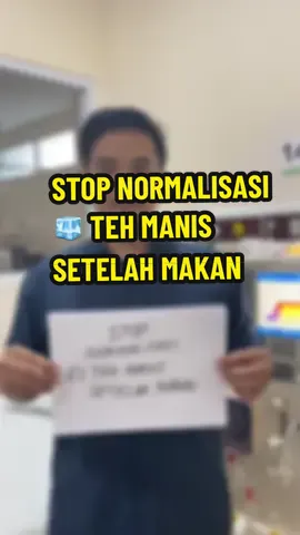 Kementerian Kesehatan Indonesia menentukan batas konsumsi atau kebutuhan gula per hari adalah 50 gram gula atau setara dengan 4 sendok makan. Sementara itu, American Heart Association (AHA) menyarankan kebutuhan gula per hari sekitar 100 kalori atau sekitar 6 sendok teh. 📌 Penyebab Paling Umum Penyakit Ginjal Akhir (End‑Stage Kidney Disease — ESKD) 1. Diabetes tipe 2 (Diabetic nephropathy) * Menjadi penyebab utama ESKD di sebagian besar negara maju dan berkembang, bertanggung jawab atas sekitar sepertiga dari semua kasus gagal ginjal . * Kayak batuan utama, gula darah tinggi merusak glomeruli di ginjal secara progresif hingga membutuhkan dialisis. 2. Hipertensi kronik (Tekanan darah tinggi) * Merusak pembuluh darah kecil di ginjal, menyebabkan nefrosklerosis. * Menyumbang sekitar 25 % dari kasus gagal ginjal di banyak populasi, terutama di Amerika Utara dan Asia Tenggara. 3. Glomerulonefritis dan penyakit lainnya * Peradangan glomeruli—sering terkait infeksi dan gangguan autoimun—menyumbang sekitar 10–20 % dari kasus CKD di berbagai negara . ❓ Kenapa Diabetes dan Hipertensi Paling Dominan? 1. Epidemi yang tinggi:     * Diabetes dan hipertensi menimpa miliaran orang secara global—sekitar 537 juta untuk diabetes, dan 1,3 miliar orang hipertensi pada 2021 . 2. Mekanisme progresif merusak ginjal:     * Hiperglikemia dan tekanan darah tinggi secara terus-menerus merusak nefron dan glomerulus, menyebabkan fibrosis dan kerusakan ireversibel. 3. Penuaan dan gaya hidup modern:     * Faktor risiko seperti obesitas, pola makan buruk, sedenter, smoking ikut memperparah prevalensi . Menurut pandangan WHO dan data global, diabetes tipe 2 dan hipertensi kronik adalah penyebab utama seseorang akhirnya memerlukan cuci darah. Faktor-faktor seperti infeksi (glomerulonefritis), obat-obatan, atau CKDu dengan etiologi tak jelas juga turut berkontribusi, terutama di wilayah tropis dan low‑income. Pencegahan melalui deteksi dini, pengelolaan gula darah dan tekanan darah, serta modifikasi gaya hidup sangat krusial untuk menekan beban CKD dan kebutuhan dialisis di masa depan. jadi gitu ya. jadi yuk kita saling mengingatkan ini juga nasehat untuk saya sendiri khususnya dan umumnya untuk kalian semua .  semoga bermanfaat . barokallahufik😇🙏. #santridokter #cucidarah #ginjal 