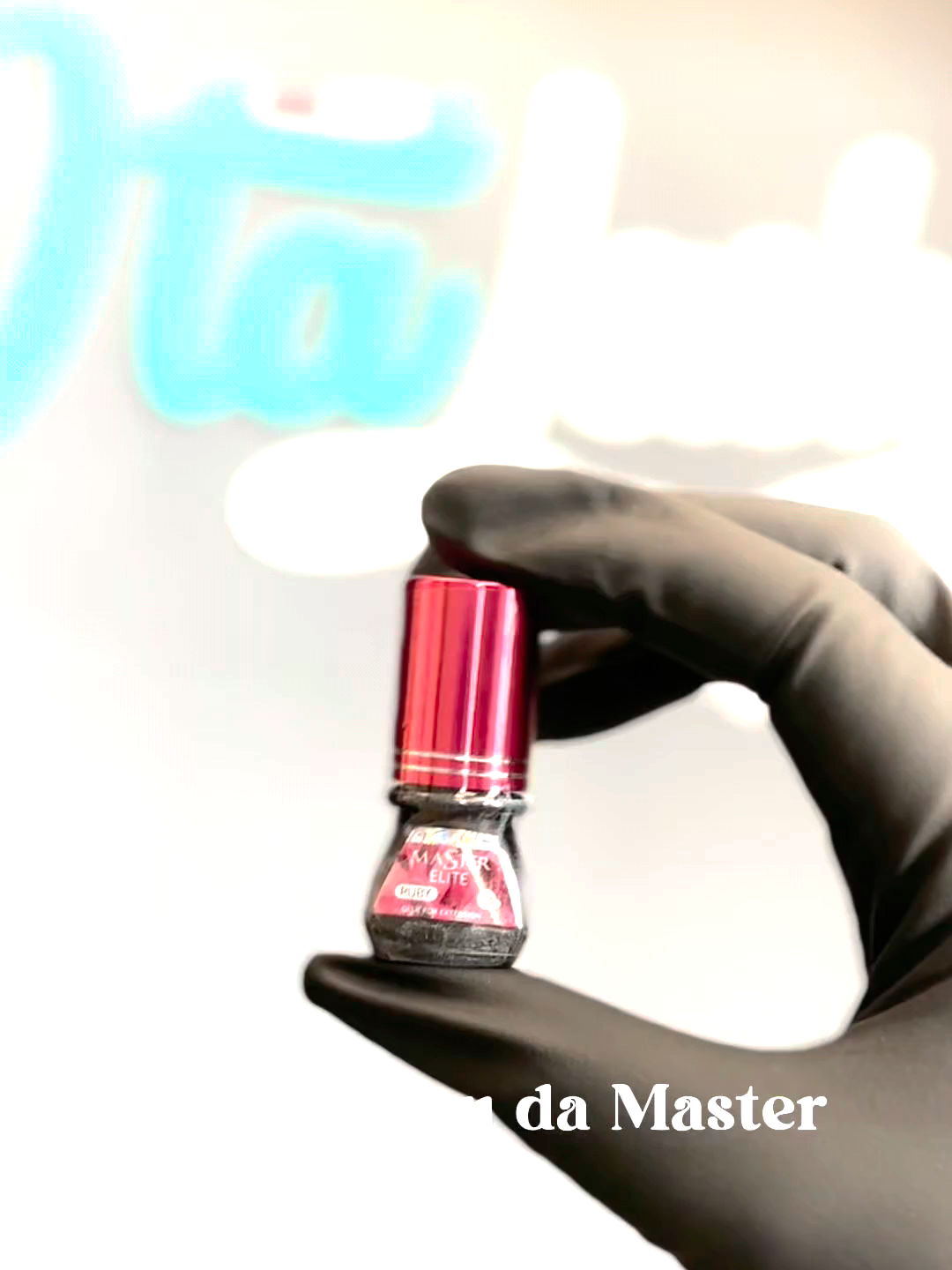 Cola extensão cílios Master Elite Ruby 3ml A Cola Master Elite Ruby é a cola perfeita para profissionais da extensão de cílios que buscam qualidade, durabilidade e rapidez. Com uma retenção de até 7 semanas, essa cola seca em apenas 0,5 a 1 segundo, garantindo uma aplicação precisa e eficiente. Sua coloração preta e sua viscosidade extremamente fina proporcionam um acabamento natural e elegante aos cílios. Além disso, ela é adequada para diferentes condições de umidade (40% a 80%) e temperatura (18 a 28 ºC), tornando-a versátil e confiável.  A Cola Master Elite Ruby é um produto regularizado pela Anvisa.Não perca tempo e adquira já a sua Cola Master Elite Ruby, a cola que vai revolucionar o seu trabalho com extensão de cílios! INFORMAÇÕES DO FABRICANTE Cor da cola: Preto Tempo de retenção máxima: 7 semanas (sob uma adequada aplicação e cuidados posteriores) Viscosidade: Extremamente fina Temperatura: 18ºC a 28ºC Umidade: 40 a 80% Tempo de secagem: 0,5 a 1 segundo Composição: Ethyl Cyanoacrylate, Ethoxyethyl Cyanoacrylate, Phthalic Anhydride, Carbon Black. Reg. Anvisa: 25351.240688/2023-12   MODO DE USO Para misturar bem os ingredientes, agite a cola com um agitador de cola por alguns segundos, ou chacoalhe bem por 1 minuto antes de cada uso, retirando a tampa e colocando papel alumínio no bico do frasco. Vire o frasco e deixe cair uma gota de cola, sem apertar pois assim evita a entrada de ar. Troque a gota a cada 15/30 minutos, dependendo do clima, e descarte sempre a primeira gota. Após cada uso, limpe o bico com um lenço específico (não use papel comum porque celulose cria combustão) e feche bem a tampa. Verifique a qualidade da cola antes do uso: ela deve ser homogênea, nem muito grossa nem muito fina. Se ela perder suas propriedades, troque por uma nova cola. #ruby #colaruby #cola #coladecílios #master #italash #designdesobracelhas #extensaodecilios #volumebrasileiro #cilios #ciliosfioafio #lashdesigner #lashdesigneriniciante #foxeyes #volumehibrido #efeitofox #nagaraku #decemars #cherry #ciliossp
