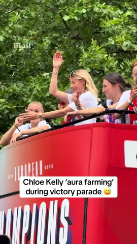 Chloe Kelly ‘aura farming’ during the Lionesses Euro 2025 victory parade 😅 #news #sports #football #Soccer #euro2025 #Lionesses 