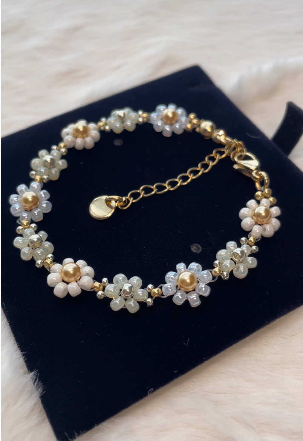 ✨30 sec  tutorial ✨ Luna Garden Bloom🤍🌙 สีนี้ละมุนขาวสะอาดมาก ดูแพงแบบใจเจ็บ #ตั้งใจทํามาก  . . . . #beadsjewelry #beads #beadbracelets #beadtutorial #handmade #สร้อยข้อมือลูกปัด #แฮนด์เมด #flowerbracelet #handmadejewelry 
