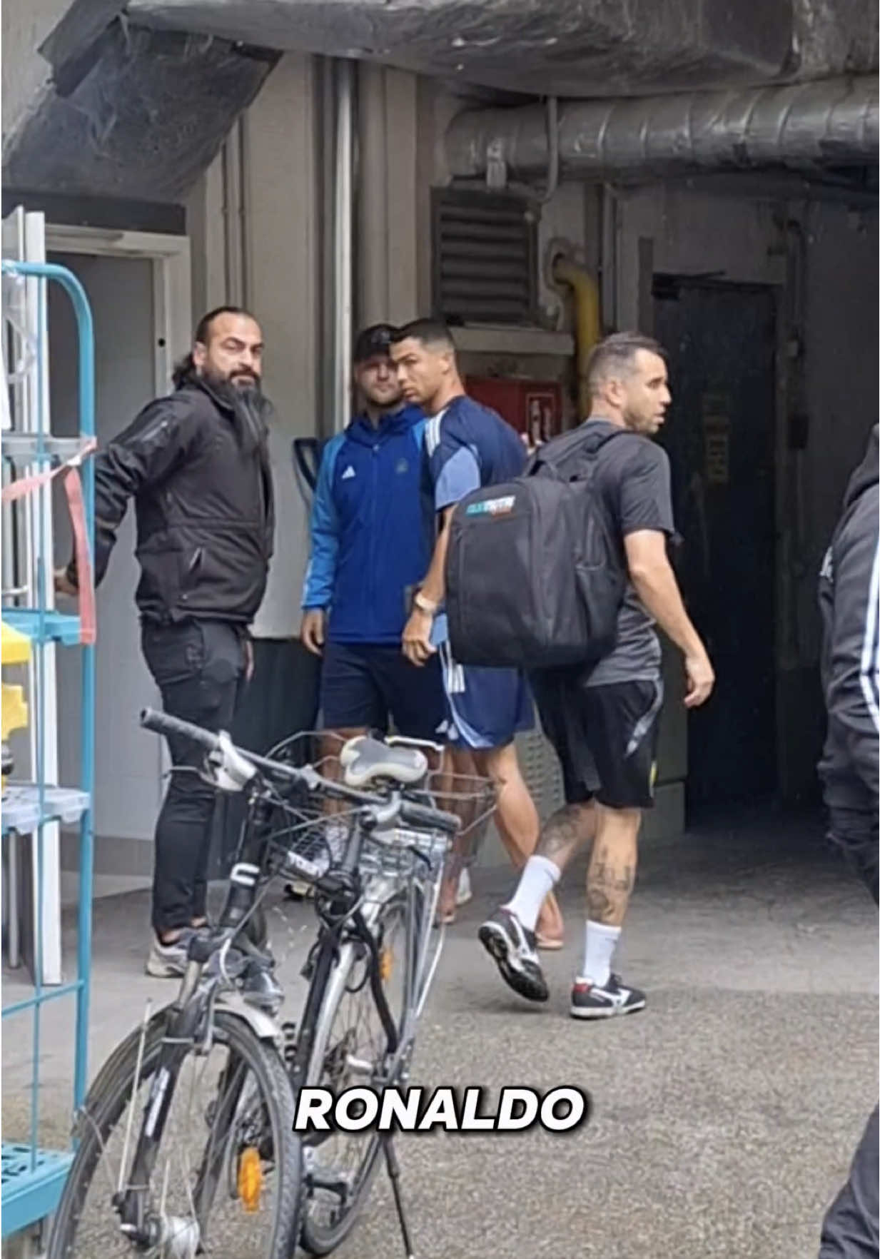 UNTERSCHREIBT C.RONALDO meine Zeichnung?😱👀 LlNK zum SH0P in der BlO✅ #fußball #zeichnen 