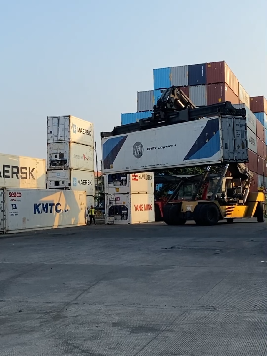 yakin gak yakin😅#fyp #foryourpage #xyzbca #maersk  #reachstacker 