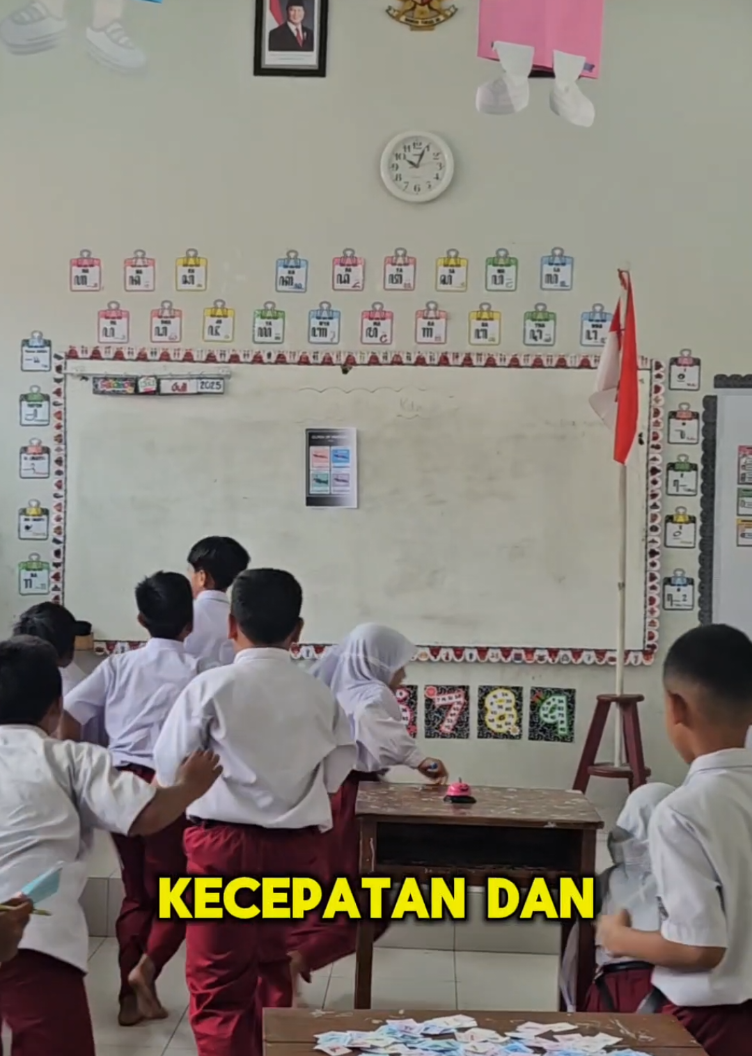 🎯 6 INSPIRASI PEMBELAJARAN DEEP LEARNING UNTUK MATEMATIKA  Belajar bilangan cacah sampai 1.000.000 kini terasa lebih dekat, kontekstual, dan seru! Bukan lewat latihan soal berulang, tapi lewat pengalaman yang relate dengan dunia nyata anak-anak. Inilah 6 inspirasi pembelajaran mendalam berbasis prinsip berkesadaran, bermakna, dan menggembirakan: 🔥 1. Clash of Province Kalau biasanya hanya hafalan nama provinsi, kali ini jadi medan laga! Anak-anak harus menghafalkan flashcard berisi luas wilayah 28 provinsi di Indonesia, sesuai level: Level 1: 4 provinsi Level 2: 6 provinsi Level 3: 9 provinsi Setelah waktu habis, mereka tulis kembali nama provinsi—lalu tekan bel sebagai tanda siap konfirmasi! Kalau betul, mereka dapat 3 flashcard bilangan cacah untuk ditulis ulang di buku, sambil dicek: 📍 Penulisan huruf kapital 📍 Tanda baca 📍 Ketelitian angka Belajar matematika, geografi, dan EYD? All in one! 🙌 🛍️ 2. Price Tag Belanja Pintar Anak-anak belajar membaca dan membandingkan label harga dari berbagai produk. Mereka harus menentukan mana yang paling hemat—pas banget untuk mengasah penjumlahan, pengurangan, dan strategi belanja! 🛒 3. 96 Trolley Belanja (Level 2) Mereka mengisi troli belanja dengan kombinasi barang tertentu agar totalnya pas dengan budget yang ditentukan. Asah logika, hitungan cepat, dan manajemen keuangan sejak dini! 🧺 4. 104 Keranjang Belanja (Level 2) Mirip seperti trolley, tapi tantangannya meningkat! Anak-anak harus cermat memastikan isi keranjang cukup dan uangnya pas—ngitung kembalian juga, ya! 🍰 5. 96 Shopping List Bahan Kue Tradisional Merancang daftar belanja bahan untuk bikin kue klepon, cucur, atau putu ayu! Mereka belajar bilangan, satuan, dan nilai uang sambil menjelajah kekayaan kuliner lokal. Seru dan bermakna! 🏠 6. Rumah Puzzle Bilangan Cacah (1.000–100.000) Puzzle visual dengan potongan-potongan bilangan yang harus disusun sesuai urutan dan nilai tempat. Meningkatkan pemahaman konsep dan berpikir spasial. 📌 Semuanya dirancang untuk mengajak murid berpikir, merasa, dan bertindak dalam suasana belajar yang penuh makna. Karena numerasi bukan sekadar hitung cepat, tapi juga tentang memahami angka dalam konteks kehidupan.