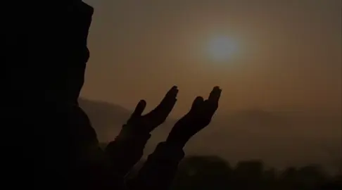 يَا حَيُّ يَا قَيُّومُ بِرَحْمَتِكَ أَسْتَغِيثُ أَصْلِحْ لِي شَأْنِي كُلَّهُ وَلا تَكِلْنِي إِلَى نَفْسِي طَرَفَةَ عَيْنٍ «Йа Хьаййу, йа Къаййу’му, бирохьматика астигIи’су, аслихь лия ша’ни кулляху ва ля такильни иля нафси тарфата Iайнин». «О, Живой, о Вечносущий, обращаюсь за защитой к милосердию Твоему, приведи в порядок все мои дела и не доверяй меня моему нафсу даже на мгновение!»
