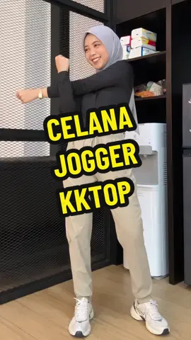 Yg aku pake warna khaki. Celana olahraga jogger dari KKTOP. Bahannya ringan pokoknya nyaman banget