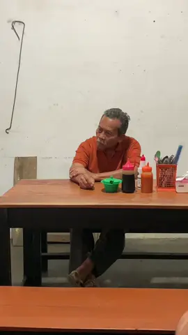 Buat yg kerja seputaran selokan, temen2 mahasiswa, atau yg kebetulan lewat daerah selokan mataram jangan lupa di bantu larisin ya dagangan bapak nya, beliau jualan bakso dengan harga yang sangat murah. Seporsi cuman 11k ajaa. Bapaknya ramah banget, tempat nya juga bersih dan nyaman, beliau asli klaten, beliau di jogja tinggal sendiri, Beliau cerita pernah sehari gaada yang laku sama sekali dagangan nya, tapi dia gapernh ngeluh sama sekali. istri nya di klaten gabisa ikut ke jogja krna istri beliau lagi sakit. Temen temen yang di jogjaa dibantu larisin yaa dagangan bakso pak pendek nya❤️🥺 Untuk alamat nya bisa lgsg cek di google maps 📍 Warung Bakso Pak Pendek Monggo Mampir #kulinerjogja #viraltiktok #tiktokdoyourmagic #bantuumkm #bismillahfyp 
