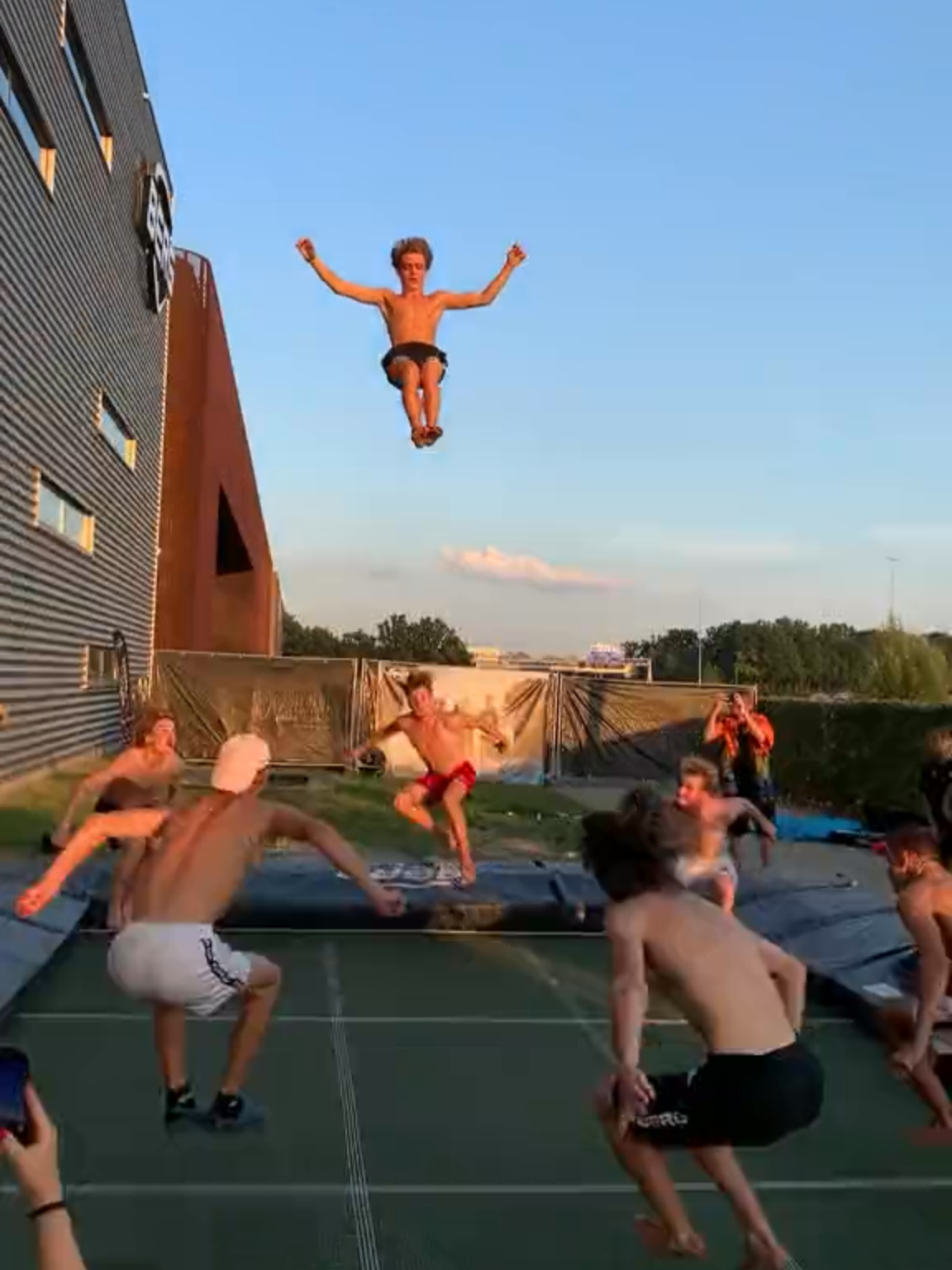 How many flips can you count? 😵‍💫 ( 🎥 @ernest.tramp ) #Unreel #Extreme #Trampoline #trampolinepark #worldrecord