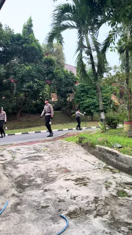 Happy dia kalau liat kakak” taruna latihan, semoga besok bisa merasakan di posisi mereka ya nak, aamiin aamiin🥰🫶🏻 #tarunaakpol #infoakpol #akademikepolisian #akpol #akpolsemarang 