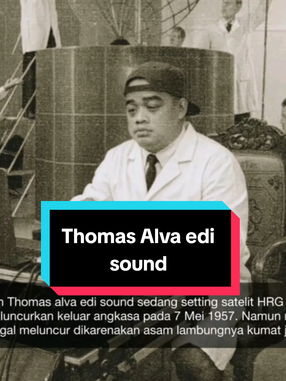 Thomas Alva Edi Sound tuh bukan penemu listrik, dia juga bukan DJ, apalagi dosen... Tapi dia tuh legenda sound jedag-jedug yang bikin bumi goyang, hati rusak, tapi kaki malah joget. Nama dia tuh plesetan aja, dari: Thomas Alva Edison (penemu listrik) Edi Sound (bapaknya sound horeg) Jadi pas digabung: Thomas Alva Edi Sound — penemu getaran yang bikin tetangga salah sangka ada gempa. 😭 Sound-nya tuh ya... “DUG DUG DUG... NGEEEEEENGG... TRETRETRETRE... BROOOOOOM!!!” Baru play 3 detik: Jendela goyang Lemari maju 1 meter Kucing lompat ke luar Emak buka pintu sambil teriak: “LO NGESETEL APA ITU NAK!?” Gak ada lirik, tapi bikin perasaan campur aduk. Lagi galau pun jadi pengen headbang. Lagi makan mie jadi pengen goyang pundak. Pokoknya ya... Kalau hidup lo terlalu sepi, coba play Thomas Alva Edi Sound. Dijamin gak tenang lagi, tapi seru 😭🔥 #ThomasAlvaEdiSound #PenemuBassHoreg #SoundHoreg #BassBikinJoget #BukanEdisonIniEdiSon #GoyangSampaiGenteng #SpeakerNangis #TOARusakKarenaEdi #FYPBergetar #RTDatangKarenaSound #KucingLompatBassDalem #SoundBukanMain #DengerinIniLangsungJoget #AyokLahhh🔥 #gofhistory