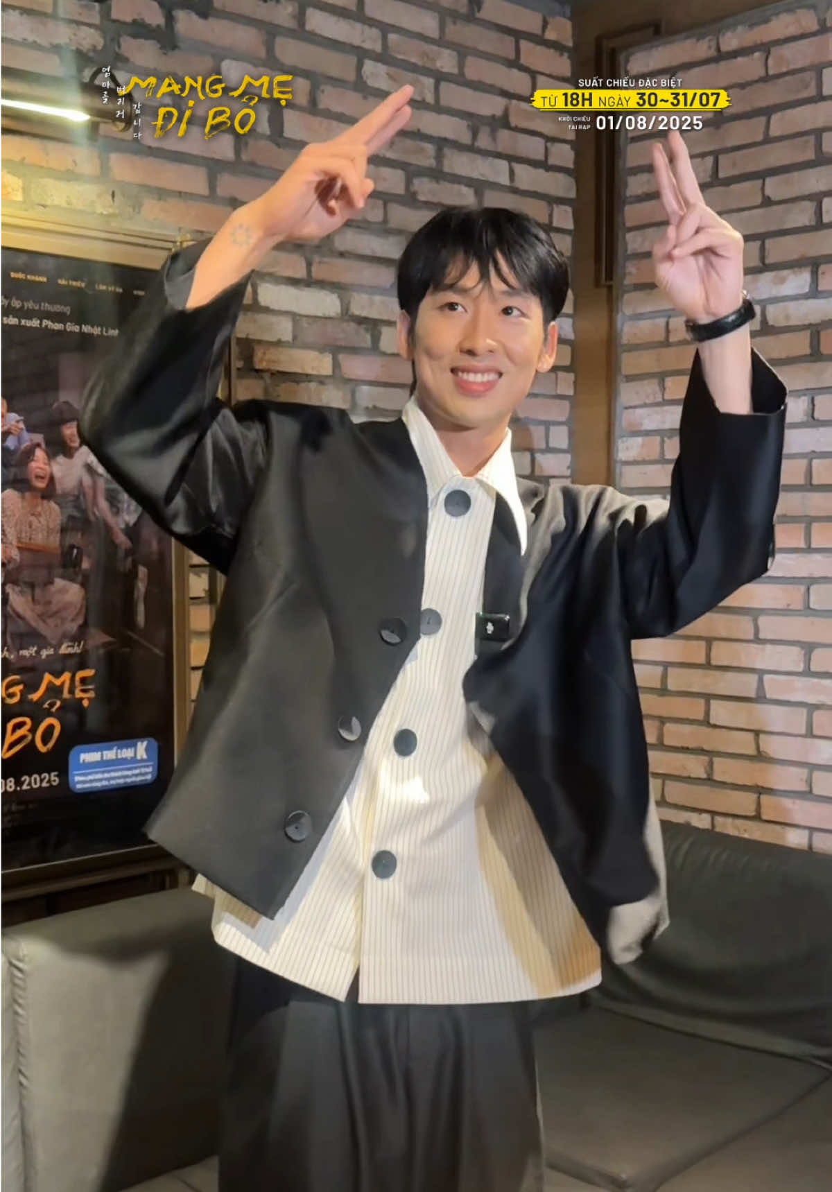 Bình thường tàn tàn vậy thôi chứ lên đồ là hết hồn liền hẹ hẹ 😝😝 Dàn cast tại Premiere Mang Mẹ Đi Bỏ hôm nay quá đẹp 🥰 Mang Mẹ Đi Bỏ | Suất chiếu đặc biệt từ 18h 30,31/07 và khởi chiếu toàn quốc từ 01/08 💛 #MangMeDiBo #MMDB #hongdao #tuantran #jungilwoo #julietbaongoc #tiktokgiaitri #tiktokviral #tiktoknews #movietok  