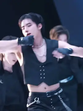that’s why I love when he performs🕶️ #THEBOYZ #더보이즈 #ERIC #에릭 #STYLISH 