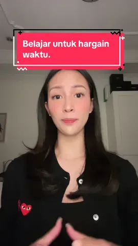 kalau lo ga bisa menghargai waktu lo sendiri, minimal banget belajar untuk hargain waktu orang lain. karena ga semua orang se-free lo yang kalau suatu kegiatan mundur 1-2 jam dari jadwal aslinya, ya ga ada jadwal lain yang terganggu. mayoritas orang tuh punya banyak peran di hidup ini, mereka sebagai mahasiswa, sebagai seorang ibu, sebagai pekerja, dsbnya. banyak tuntutan yang harus dipenuhi setiap harinya. so please, belajar untik hargain waktu orang lain. kalau emang mau telat, kalau emang mau cancel, lakuin itu dengan respectful dengan tetap menghargai waktu orang lain. ga cuman diem bikin mereka wondering jadinya kegiatan ini jadi/ ngga dan nantinya kalau lo udah susah dapetin waktu mereka lagi, baru lo yang nyesel😉 #SelfLove #SelfDevelopment #SelfCare #Motivasihidup #Motivasi 