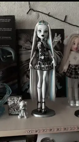 Her hair 🩵🖤#monsterhigh #dollcollector #doll #monsterhighdoll #frankiestein #reeldrama #frankiesteindoll #colletor #fypシ゚ 