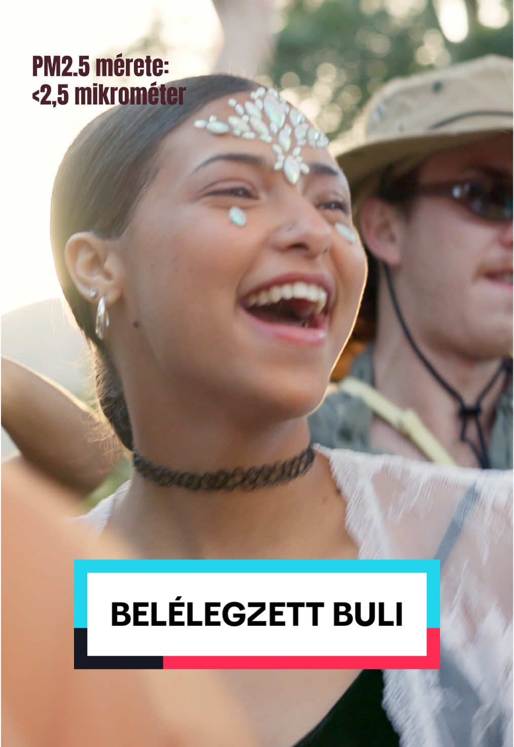 Tudtad, hogy egy poros fesztiválnap akár 5 cigi elszívásával is felérhet? Nem csak a hangulat pörög – a por is. 😷💨🎪🫁 #magyarzold #MZ  #fesztiválpor #fesztiváltüdő #pormentesnyár #légszennyezés #egészség #tudatosság #newfinds