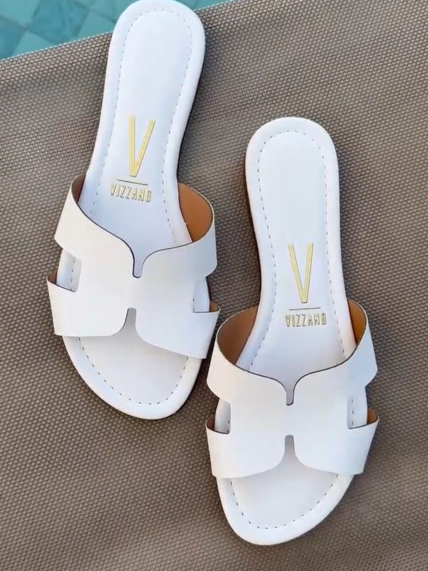 Uma Sandália Rasteirinha que entrega puro LUXO 👡✨ A Vizzano trouxe o combo perfeito: conforto real + aquele toque chique que faz toda a diferença. Vai do look casual ao elegante sem esforço — Se quiser uma igual, comenta aqui e a Onn separa pra você com carinho 💕 #vizzano #sandalias #modafeminina #sapatos #fyp