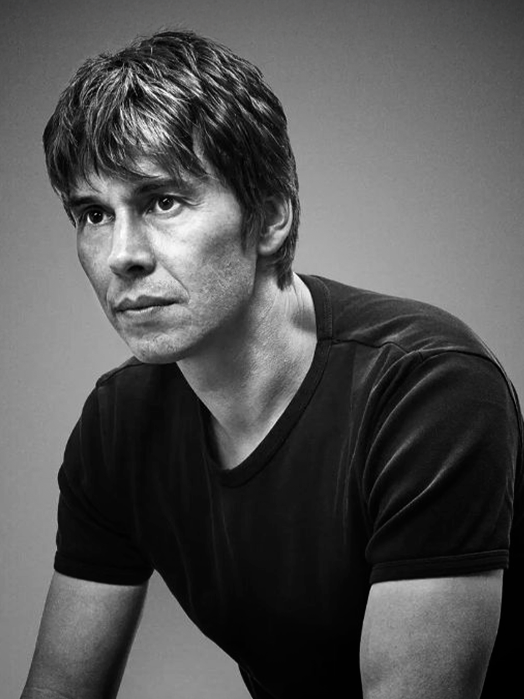 Brian Cox (1968) è un fisico e divulgatore scientifico britannico, noto per il suo lavoro nel campo della fisica delle particelle e per i suoi programmi televisivi dedicati alla scienza. Professore di fisica presso l’Università di Manchester, ha collaborato con il CERN al progetto del Large Hadron Collider. È diventato famoso al grande pubblico grazie a documentari come Wonders of the Universe e The Planets, dove spiega concetti complessi di cosmologia e astrofisica in modo chiaro e coinvolgente. Doppiatore (voce): @simone.tracanelli #unitotech #unito #briancox #cox #brian #science #scienza