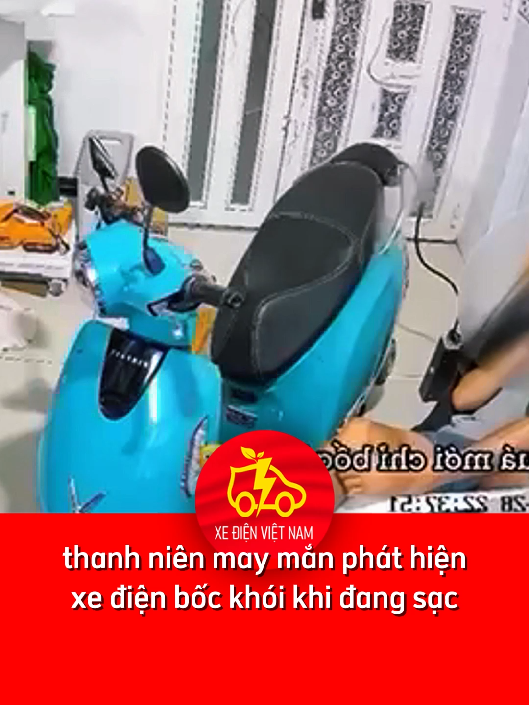 Thanh niên may mắn phát hiện xe điện bốc khói khi đang sạc #xemaydien #xedien #xedienvietnam #chayxedien