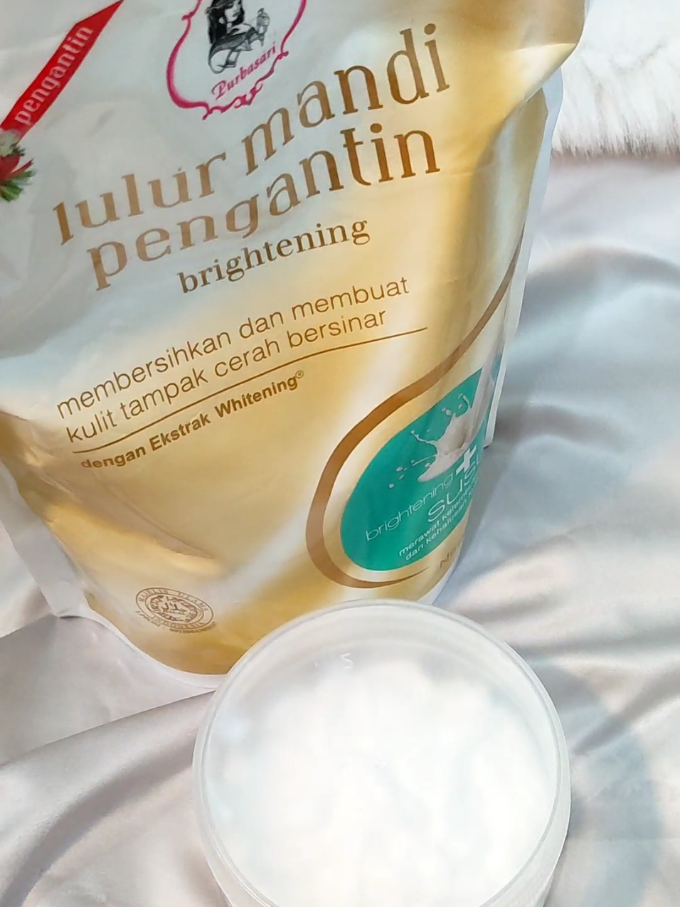 isi ulang lulur 1 kilogram duluu, berasa lebih hemat sihh kalo pake yg ukuran kiloan ginii🧚‍♀️🦢💅 #lulurpurbasari  #bodyscrub #lulurpengantinpurbasari  #lulurviraltiktok  #WeLovePurbasari 