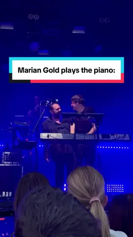 A man of many talents 🙏🏼🎹🕺🏻  📸: Mia Vastling #alphaville #foreveryoung #liveshows #2025 