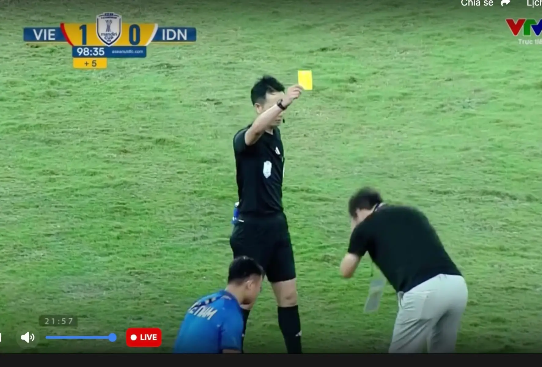 HLV Kim Sang-sik vái lạy khi nhận thẻ