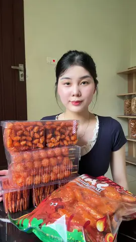 Nếu b nào k muốn thêm snack cay thì combo này là tuyệt vời nha🤤😋#alongfoods #ancungtiktok #doanvatngon #doanvattuoitho #doanvat #banhpoquayhop 