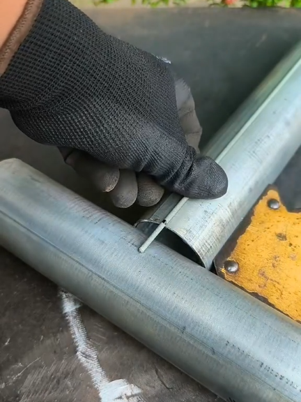 Simple trick to make T-joint pipe fittings. #welding #tipsandtricks #cuttingskills #fabrication #teqhnique 