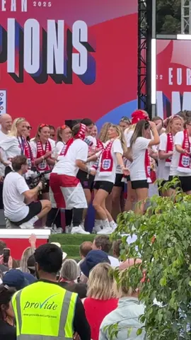 The vibe of champions 💃🏆 #WEURO2025 #WomensFootball #England 