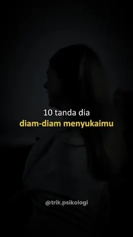 1. Mereka lebih bersemangat saat kamu ada. Perhatikan sikap mereka, kalau jadi lebih ceria dan banyak bicara, mungkin mereka suka sama kamu.   2. Mereka ikut ketawa saat kamu ketawa. Tawa bisa menular, apalagi kalau ada perasaan suka.   3. Mereka suka nanya-nanya hal pribadi. Ini artinya mereka ingin tahu lebih banyak dan pengen lebih dekat.   4. Mereka sering curi-curi pandang. Tatapan sering tanpa alasan jelas bisa jadi tanda ketertarikan.   5. Bahasa tubuh mereka kasih sinyal. Misalnya, kontak mata yang kuat atau gerak-gerik canggung tapi berusaha deket.   6. Mereka “nggak sengaja” nyentuh kamu. Ini cara untuk menunjukkan ketertarikan secara fisik.   7. Mereka ingat detail tentangmu. Seperti ulang tahun atau cerita kecil yang kamu bagi.   8. Mereka sering ngajak ketemuan. Mereka berusaha menghabiskan waktu lebih banyak denganmu.   9. Mereka tahu banyak tentangmu. Mereka mungkin mencari tahu tentangmu secara diam-diam.   10. Mereka selalu mendukungmu. Apa pun yang kamu lakukan, mereka selalu ada untuk support. kalau mau tau lebih lengkap cara taklukan cwe belii ebook ini dah #priaglowup #fyp #caradekatincewek #fyp 