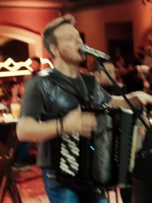 Tá no ar, moçadaaa! Já pode correr pro YouTube pra conferir meu novo clipe.