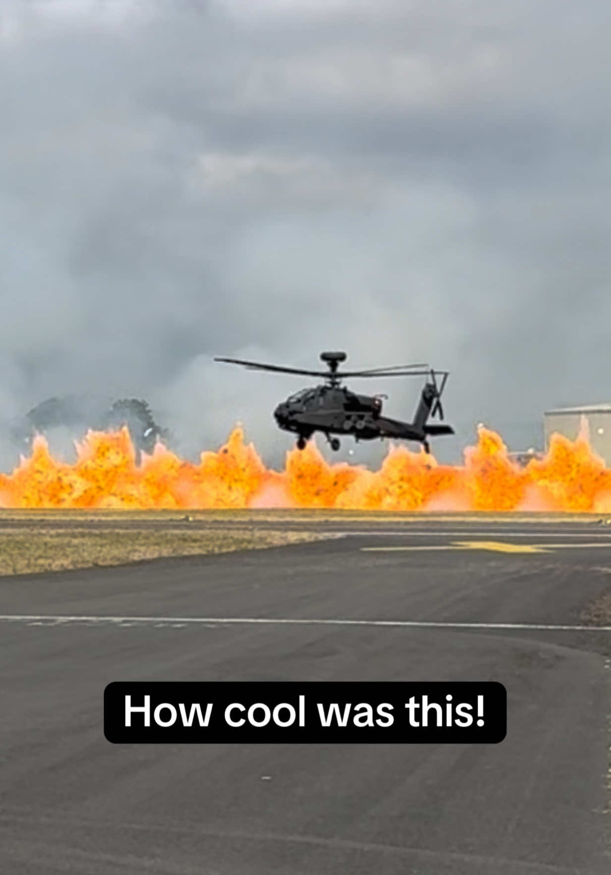 Probably my favourite display at RIAT this year… #apache #helicopter #attack #riat #boom @RIAT @Royal International Air Tattoo 