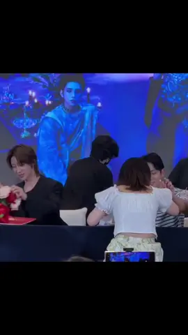 ဒီလက်ဆောင်ပစ္စည်းတွေကိုပေးတဲ့သူက gyuhao ship တာလားမသိ minghao ㅡ လက်ထပ်ကတ်နှင့် ပန်းစည်း  mingyu ㅡ လက်ထပ်ကတ်နဲ့ လက်စွပ်တစ်ကွင်း #seventeen #mingyu #the8 #xuminghao #fypシ゚ #explore 