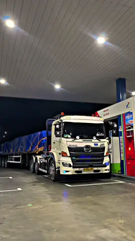 Sikatttt😋.                                       #deminyai #hino500modifikasi #truckganteng #sumbarstyle #modifsimple #videotruck #truck #hino700 #hinothailand #drivermuda #fupシforyou 