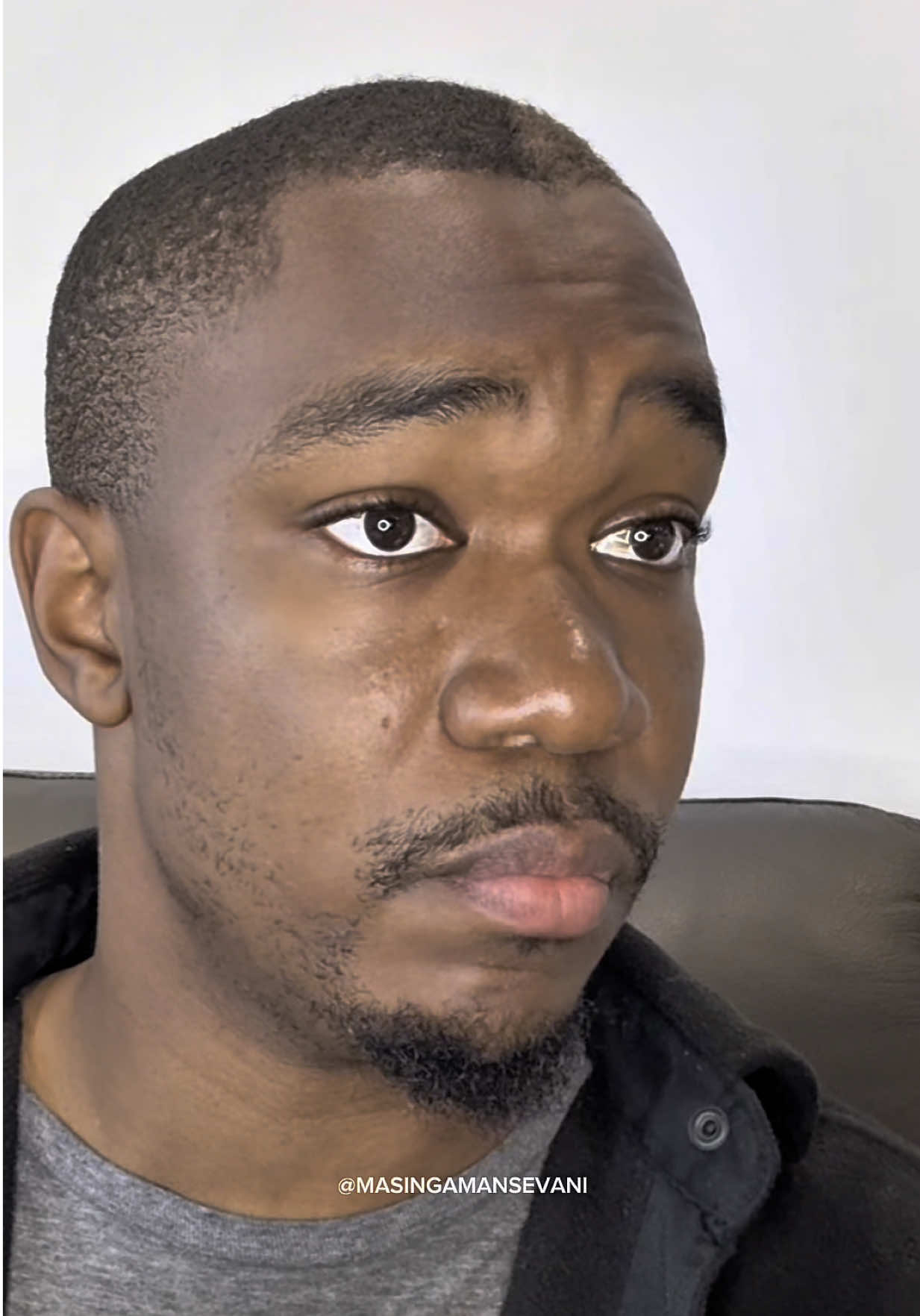 Il est dangereux, très dangereux, d’être la cause des larmes constantes de quelqu’un qui prie Dieu avec raison. Parce que chaque larme versée dans la douleur et l’injustice devient une prière silencieuse, un cri du cœur qui monte directement vers le ciel. Et ce genre de prière, Dieu ne l’ignore jamais. Quand tu fais souffrir une personne qui aime Dieu, une personne qui vit dans l’intégrité et qui se réfugie en Lui, tu ne touches pas seulement son cœur — tu provoques aussi une réaction dans le cœur de Dieu. ❤️‍🩹 #lapriere #tiktokchretien #pasteurmasinga 