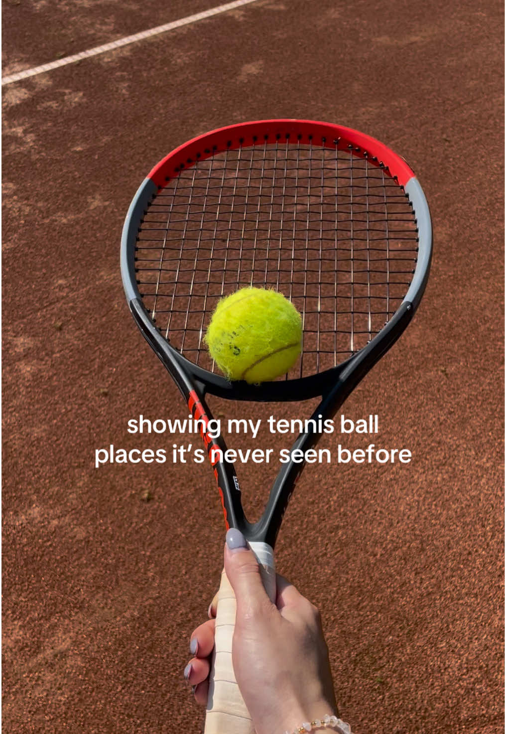 sightseeing for my ball 🎾  #tennis #tennistiktok #tennisball #ballcontrol #tennisplayer #tennisgirl #sportgirl #humor #fyp #viral 